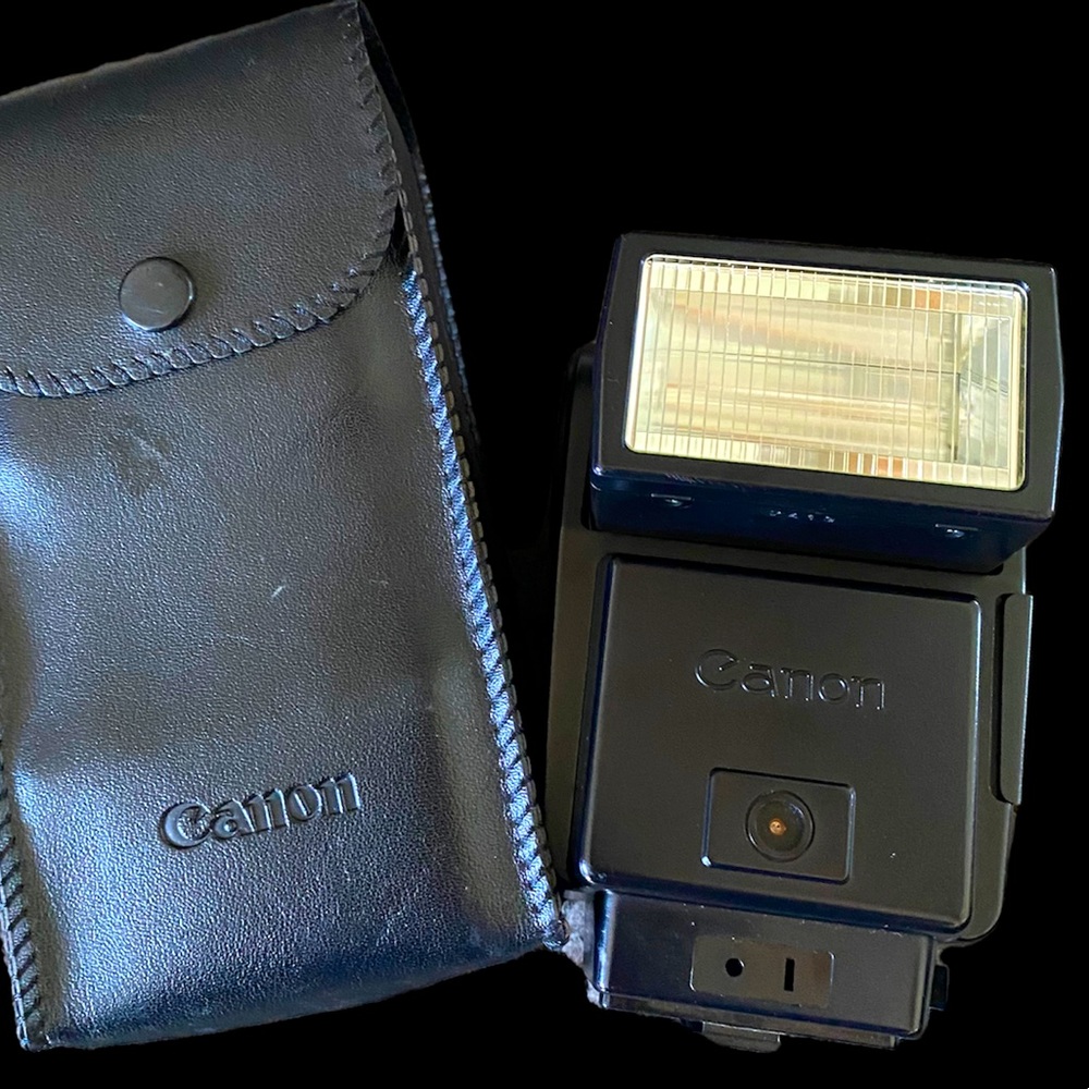 Canon Speedlite 199A w/leather case